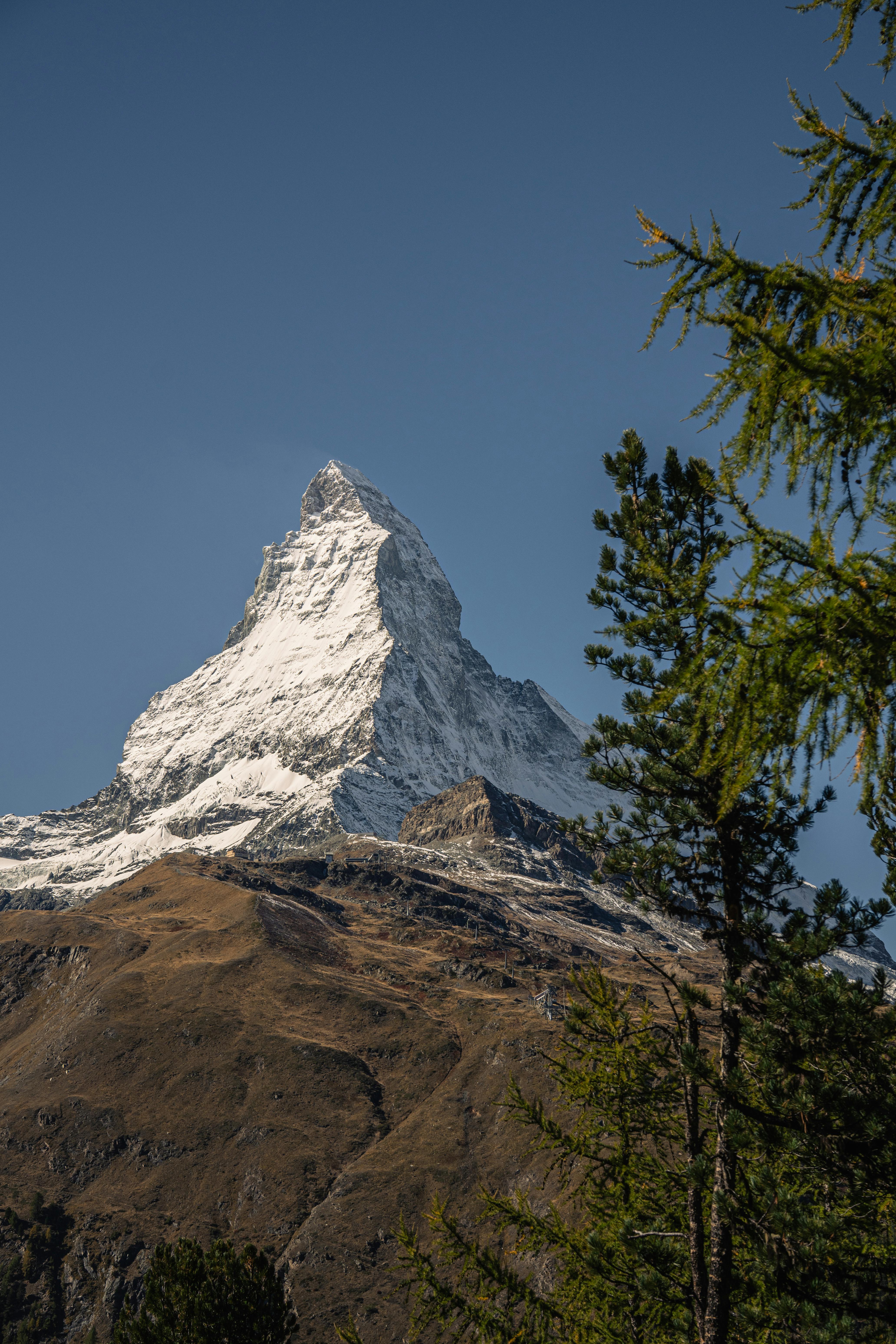 采尔马特的标志性景观，即马特宏峰，展现出壮丽的自然风光