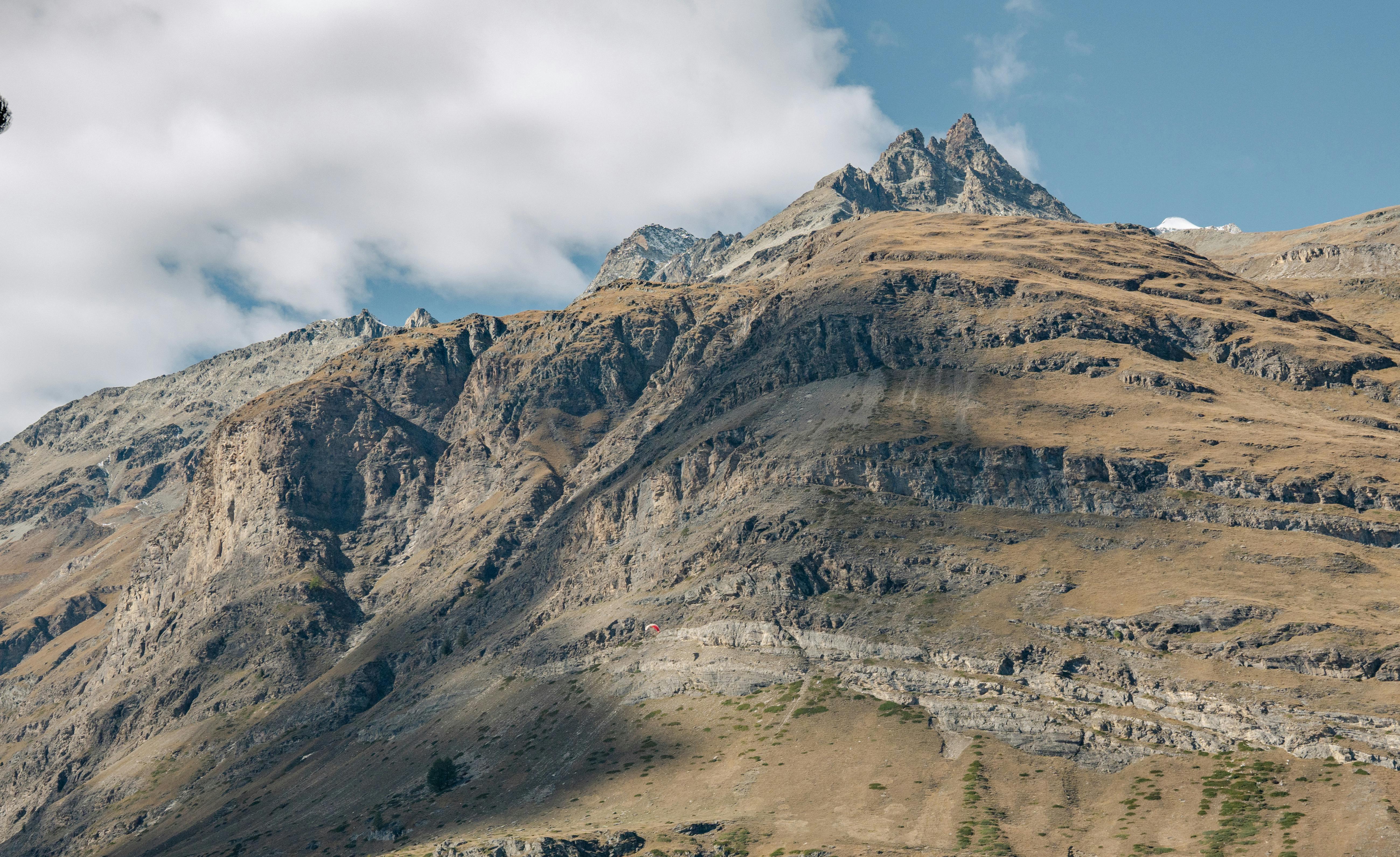 瑞士采尔马特的山地景观崎岖而壮观，天空广阔，山峰高耸