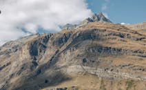 瑞士采尔马特的山地景观崎岖而壮观，天空广阔，山峰高耸