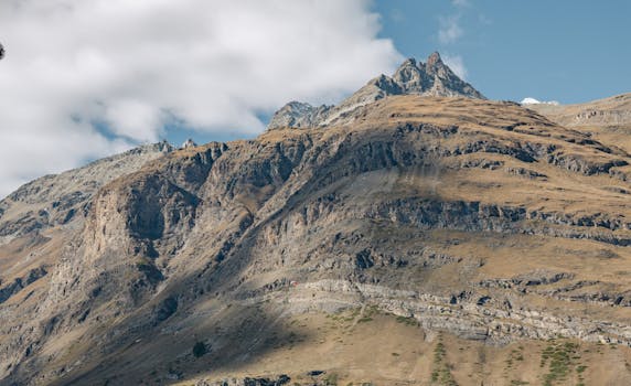 瑞士采尔马特的山地景观崎岖而壮观，天空广阔，山峰高耸