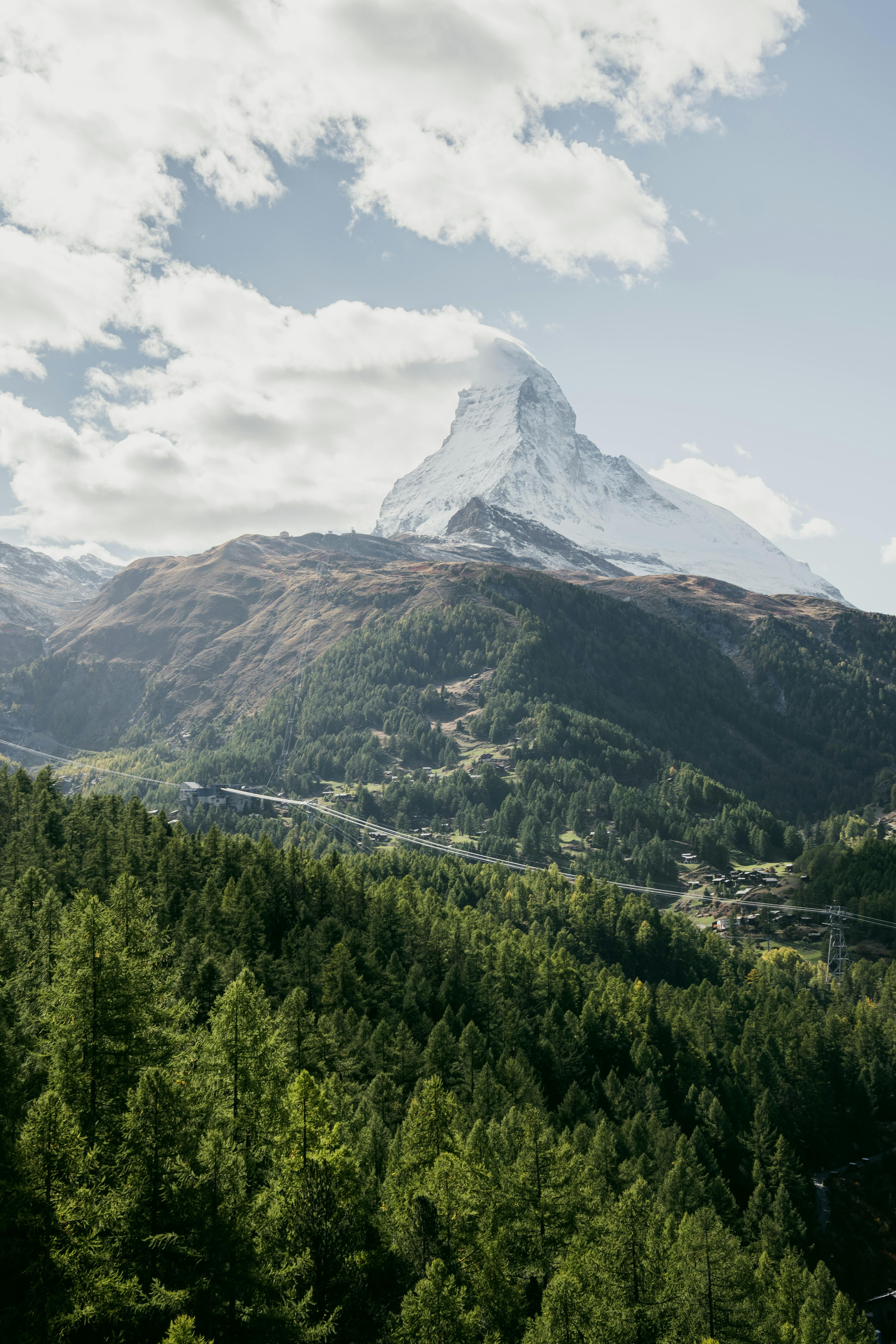 瑞士采尔马特的标志性马特宏峰山，其令人惊叹的景观令人赞叹不已