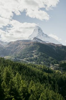 瑞士采尔马特的标志性马特宏峰山，其令人惊叹的景观令人赞叹不已