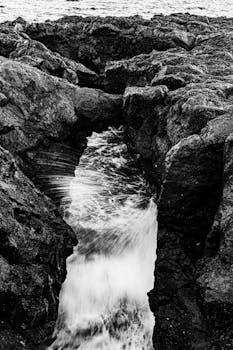 穿过板岩的瀑布