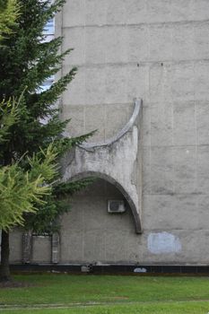 Unique Brutalist architecture with an abstract concrete sculpture on an exterior wall. — photo by eevnull