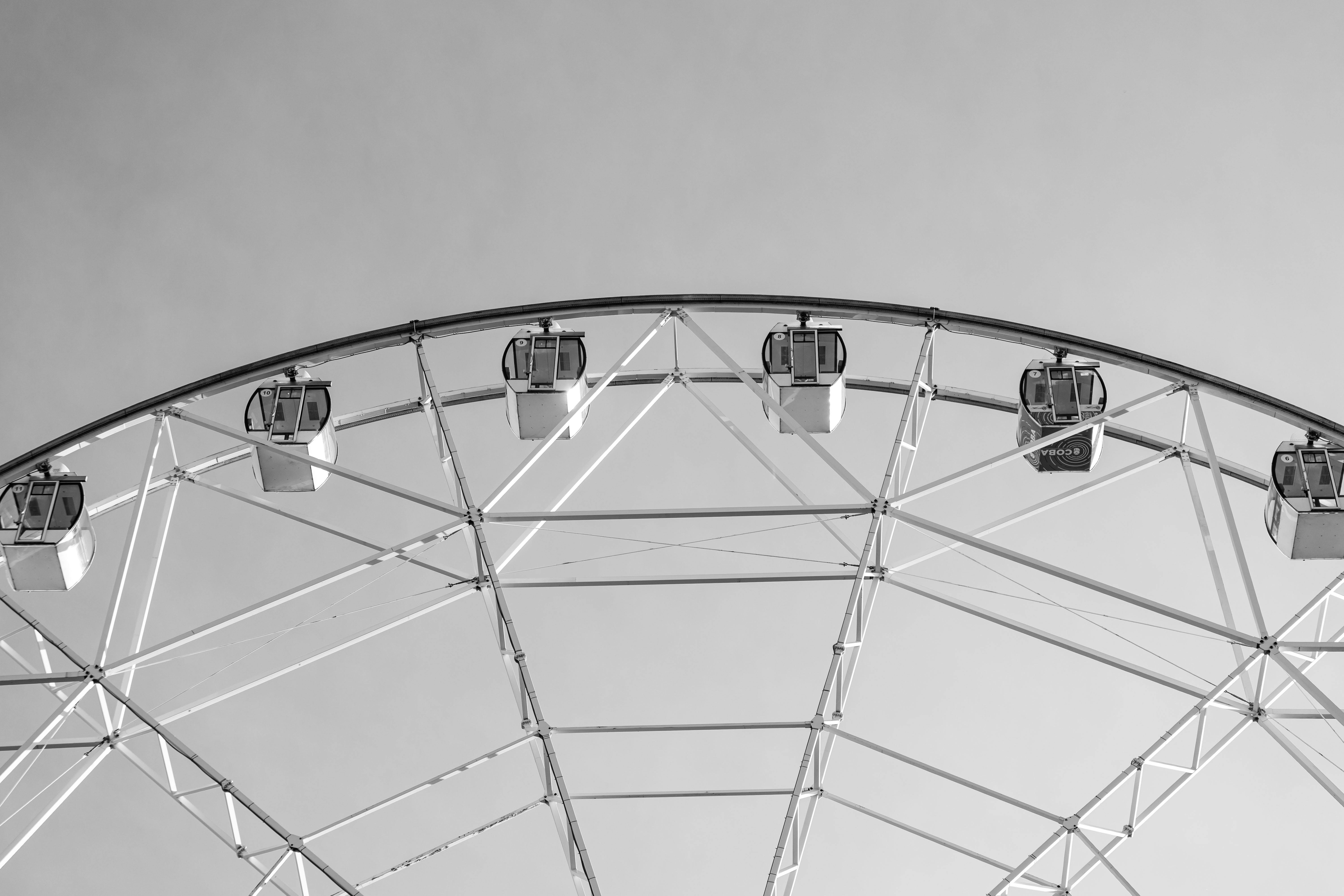 黑白摩天轮的极简主义照片，背景晴朗