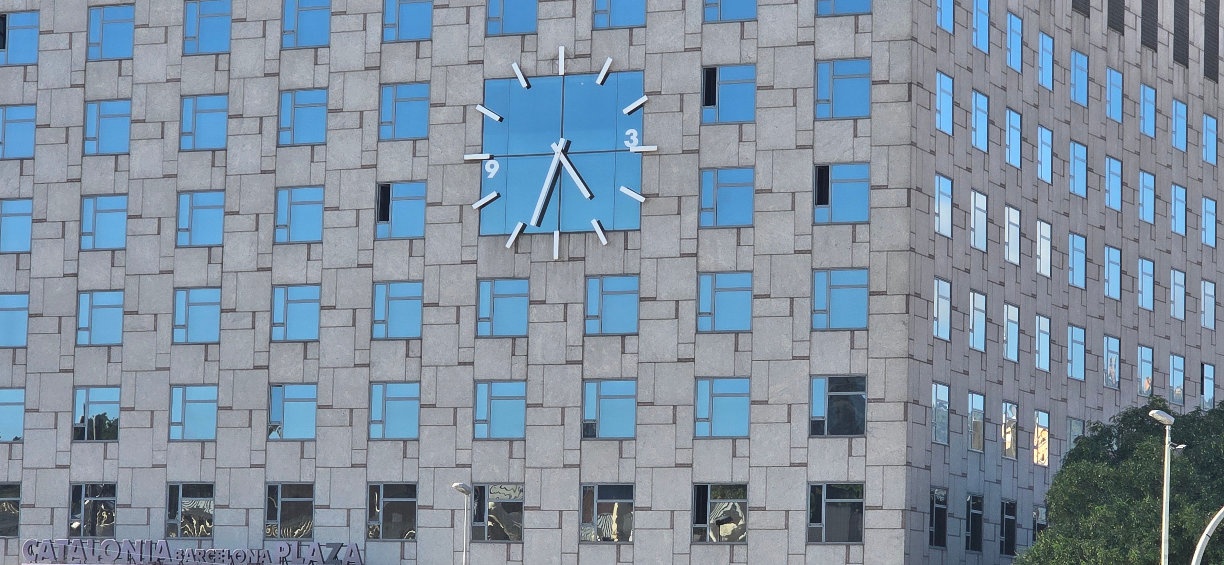 Modern Building Facade with Large Clock Display · Free Stock Photo