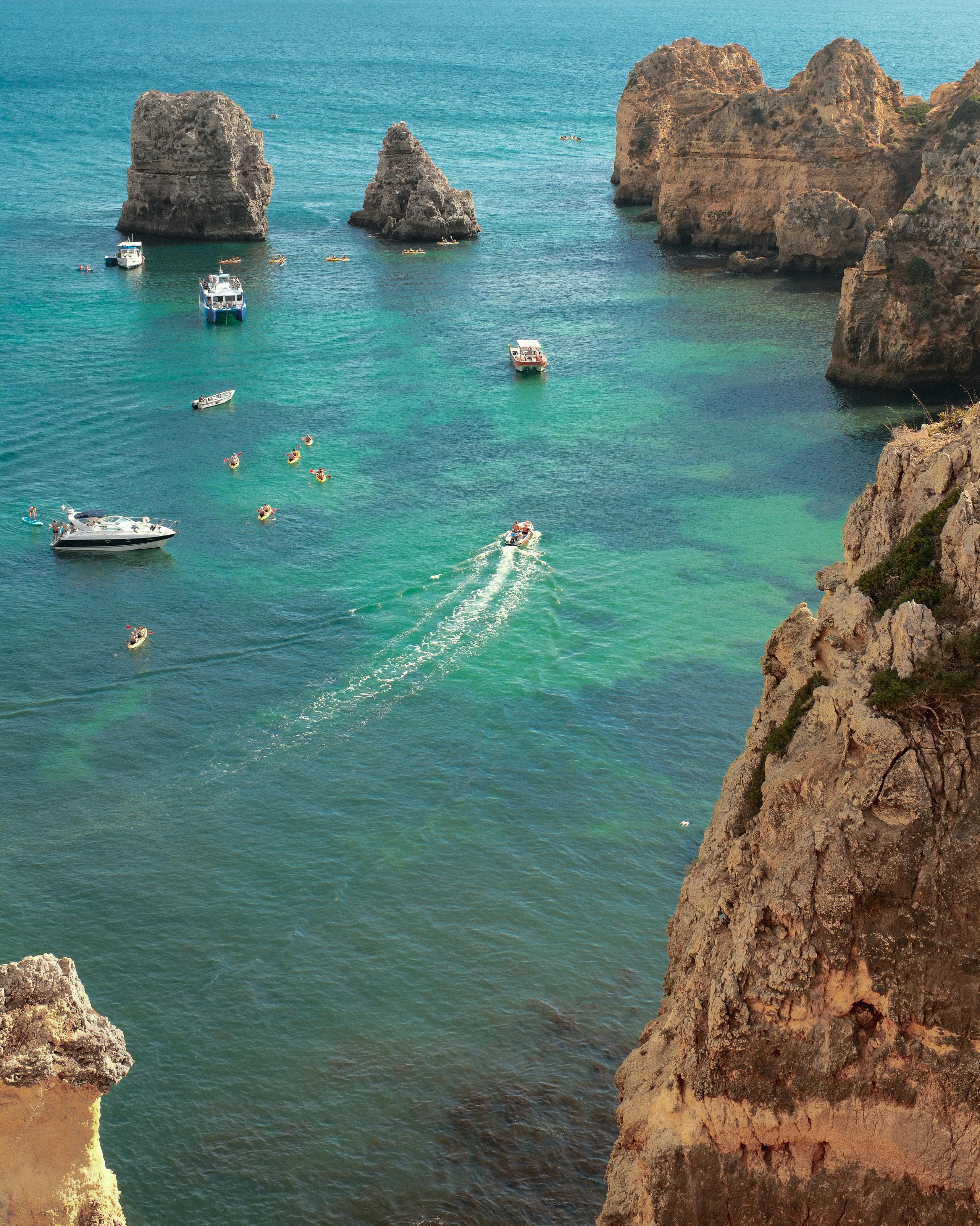在阿尔加维拉各斯蓬塔达皮达德，有一个绿松石水域