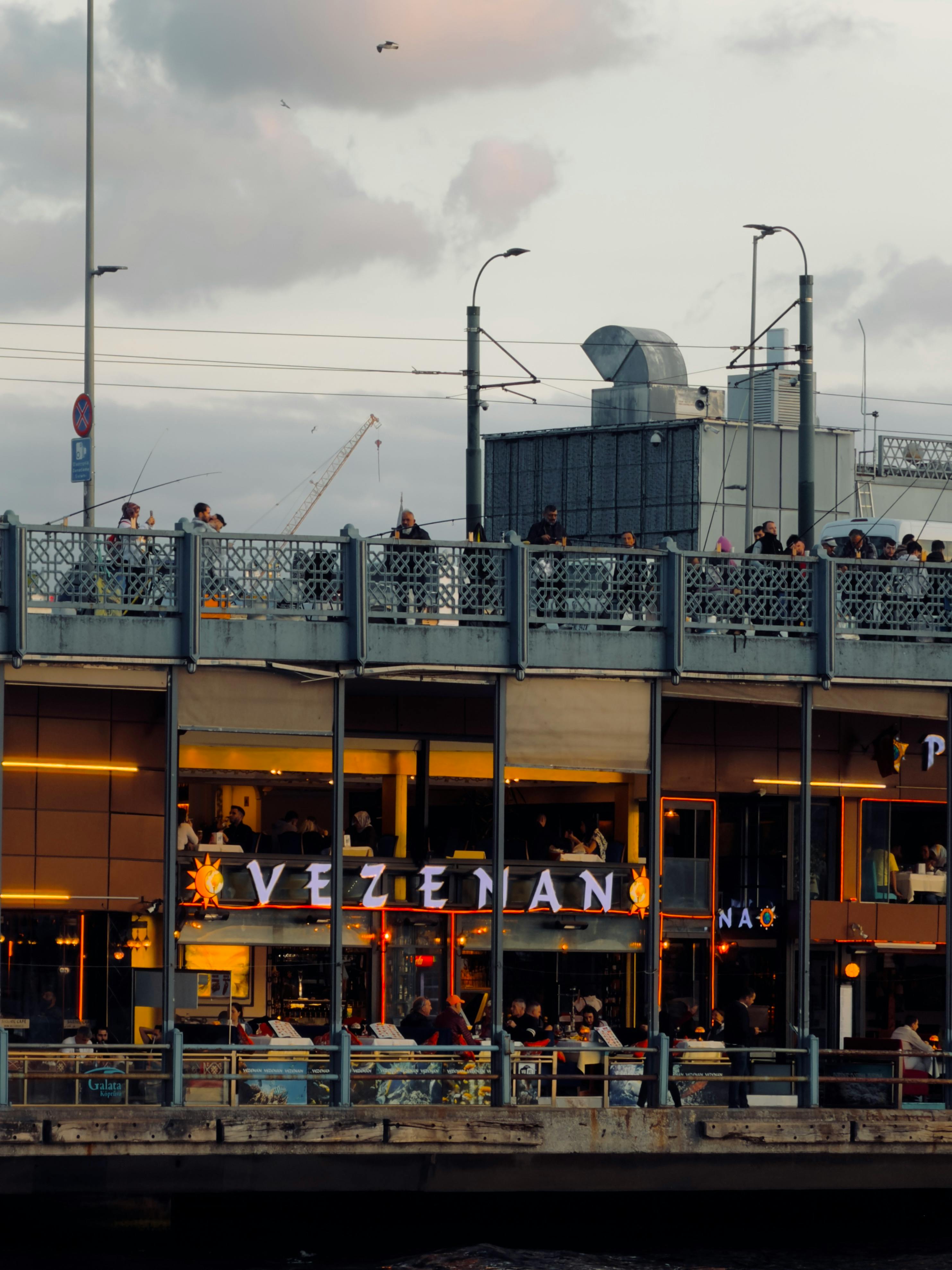 在海滨的一家热闹餐厅，晚间城市景观显得尤为热闹