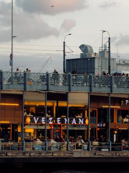 在海滨的一家热闹餐厅，晚间城市景观显得尤为热闹