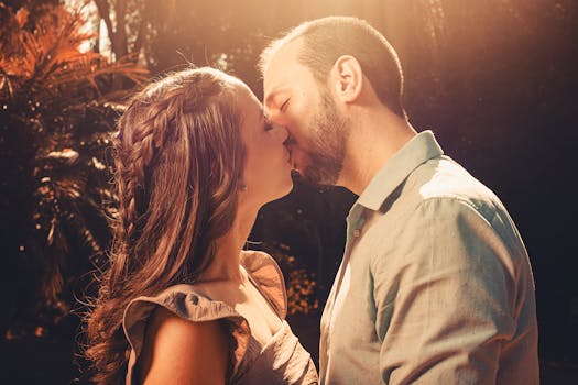 在阳光明媚的花园里，一对恩爱的情侣正沉浸在他们的浪漫时刻