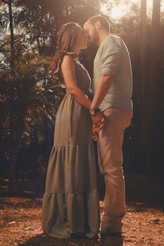 在宁静的森林中，一对恩爱的夫妇享受着斑点阳光下的亲密时刻