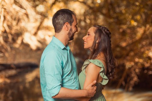 Free A loving couple embraces in a serene forest, showcasing romantic autumn hues. Stock Photo