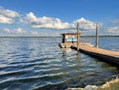 平静的湖面上漂浮着码头，蓝天如洗，头顶上飘浮着朵朵云