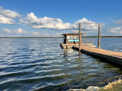 平静的湖面上漂浮着码头，蓝天如洗，头顶上飘浮着朵朵云