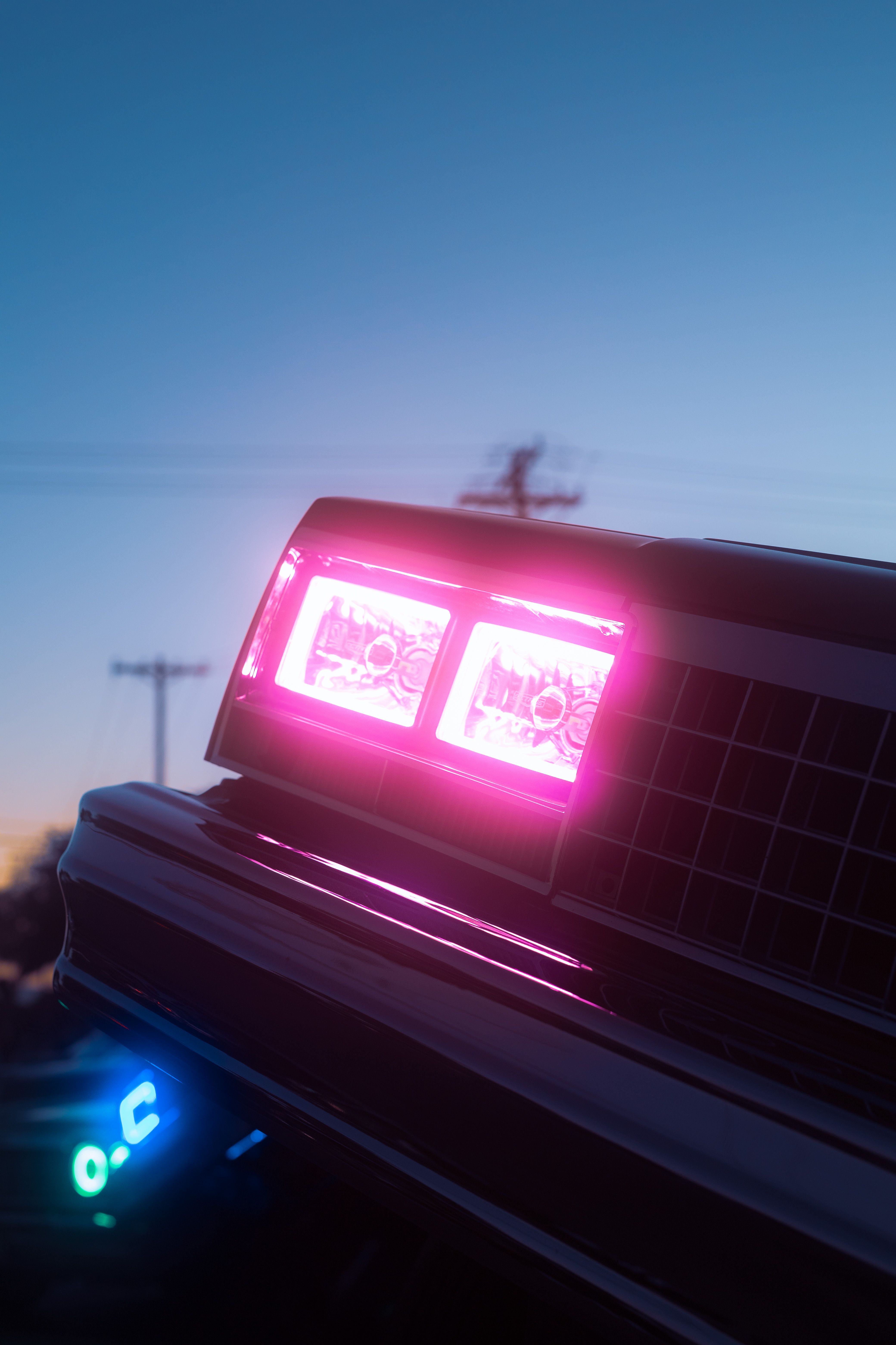 Faros De Coche Lowrider Iluminados Con Neón Al Anochecer · Foto de ...