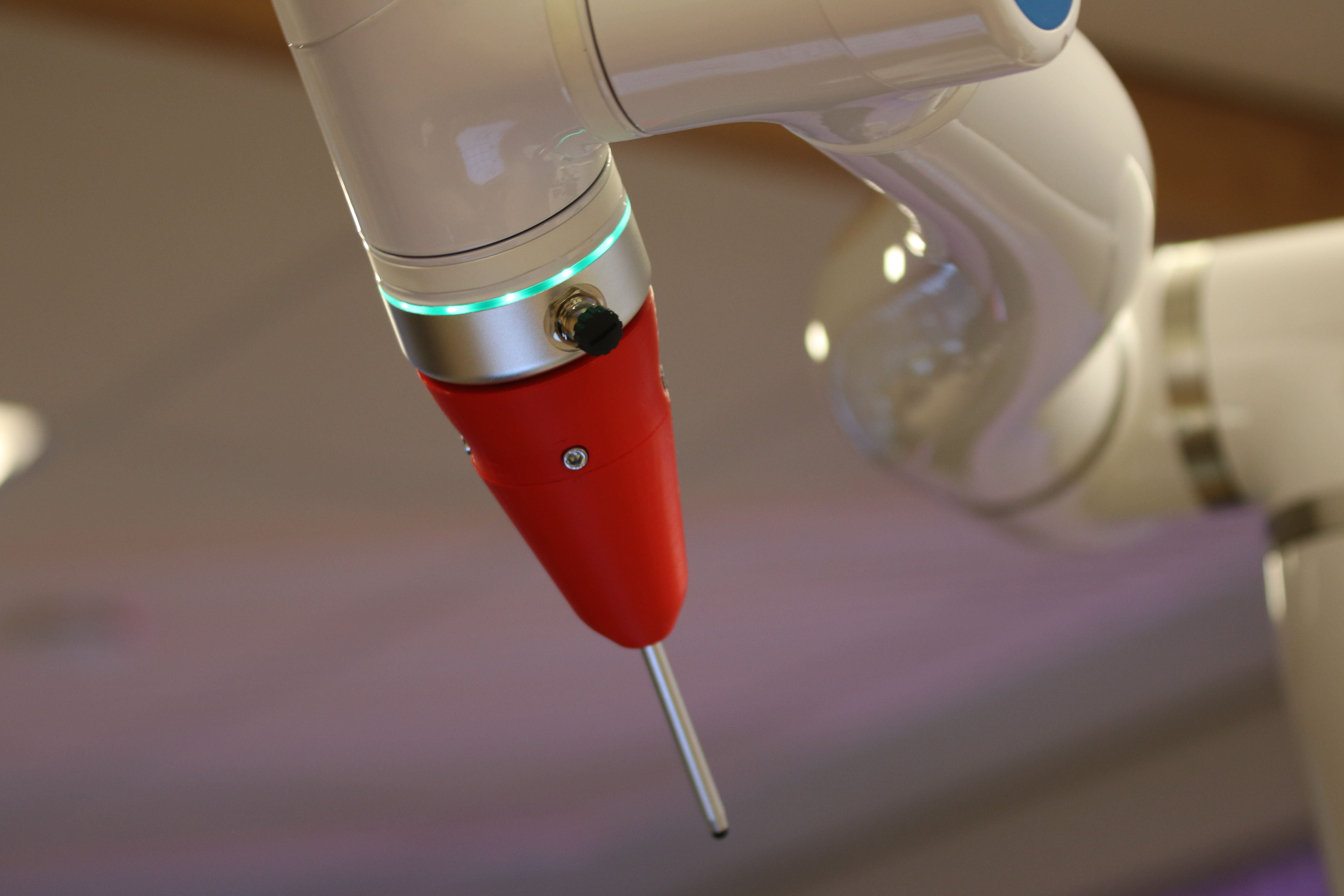 Detalhe de braço robótico industrial, imagem ilustrativa de automação na manufatura