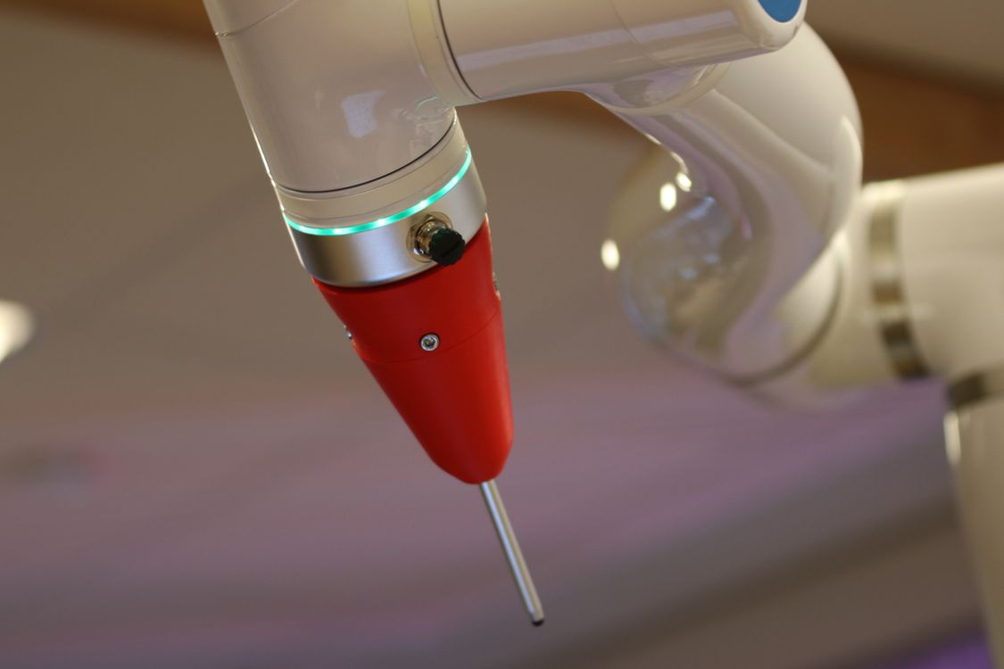Detalhe de braço robótico industrial, imagem ilustrativa de automação na manufatura