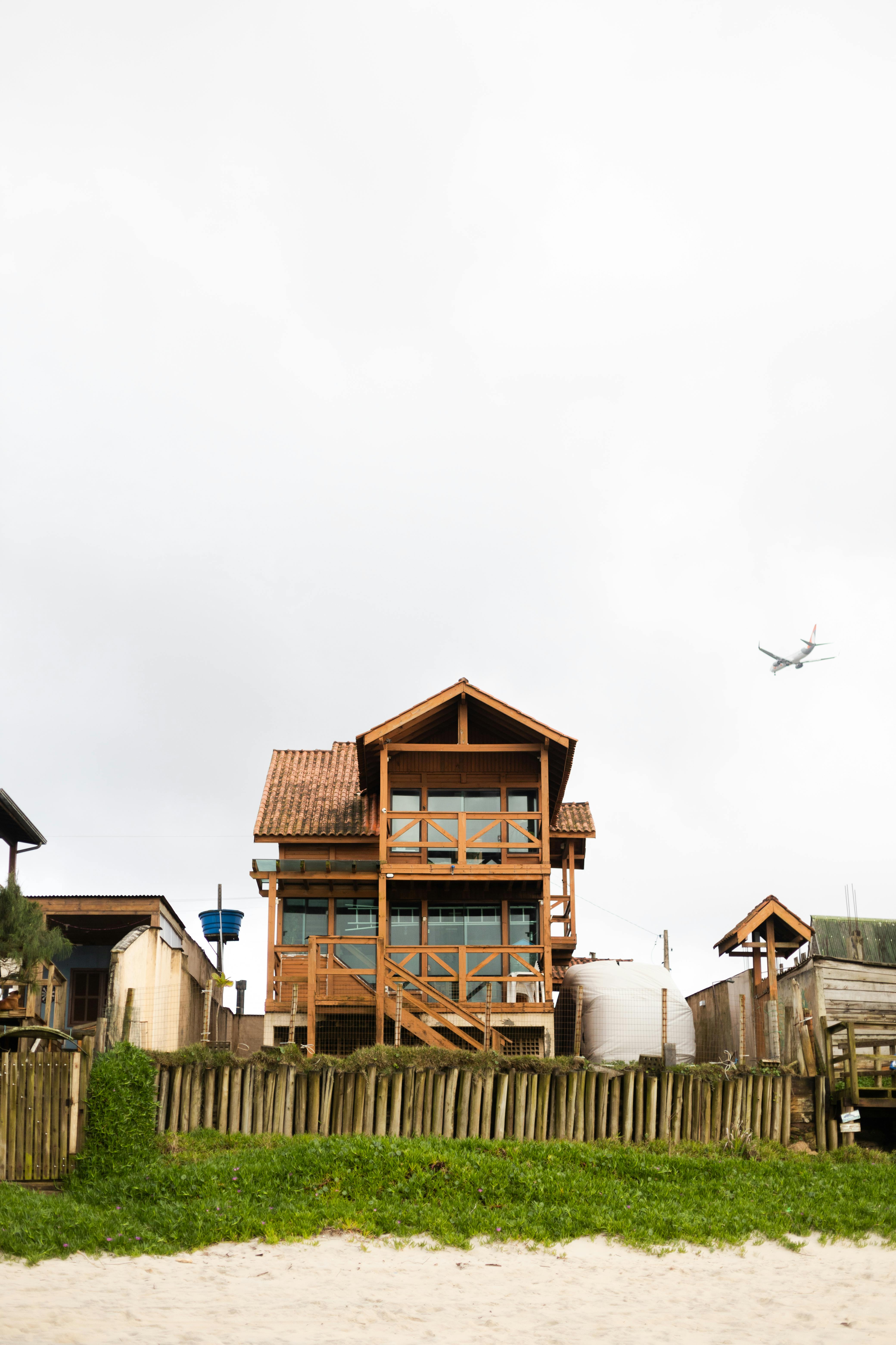 在巴西的弗洛里亚诺波利斯，有一座迷人的海滨别墅，其头顶上有一架飞机，展示了沿海建筑的独特魅力