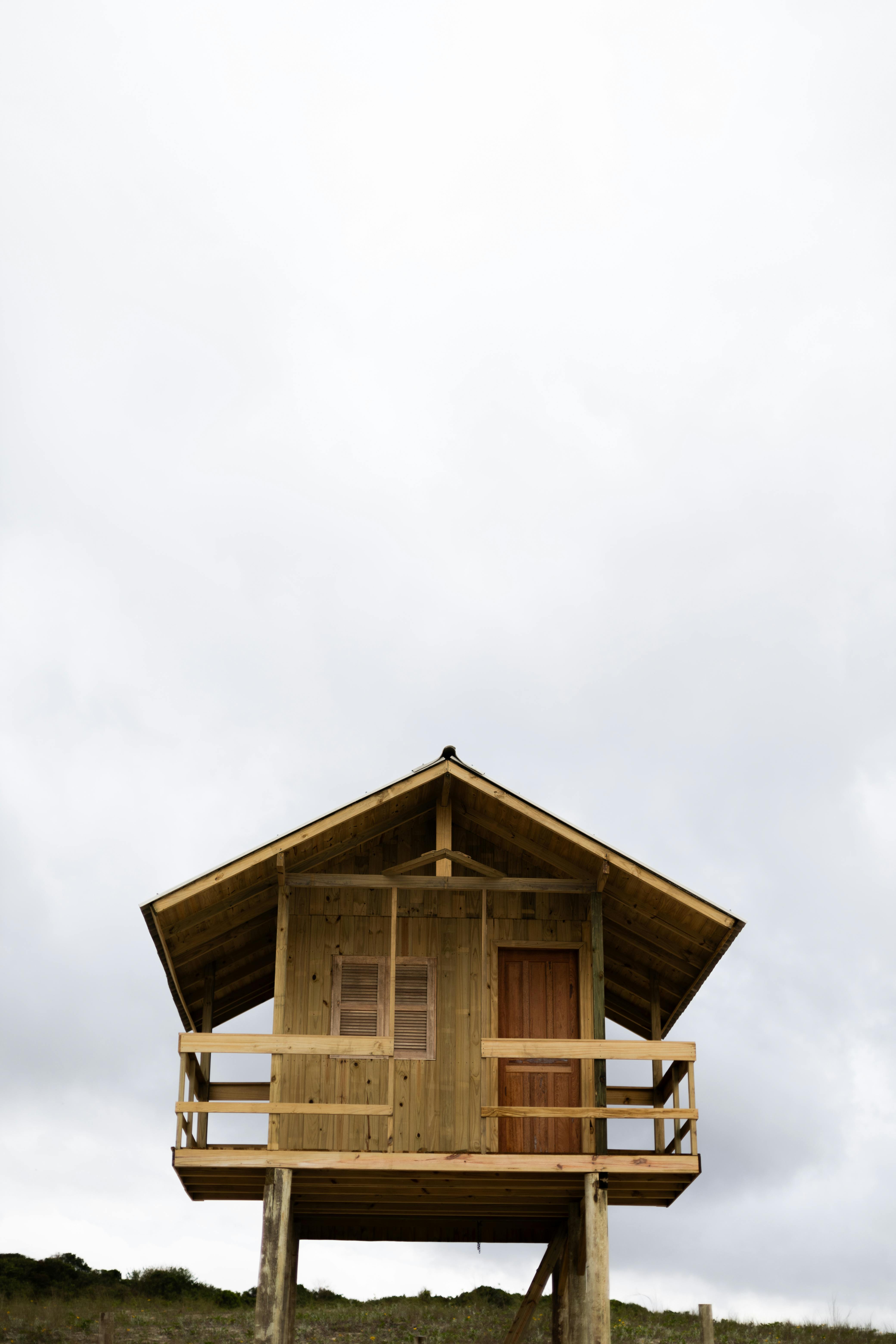 在巴西的弗洛里亚诺波利斯，一座迷人的高架木屋矗立于云朵之上