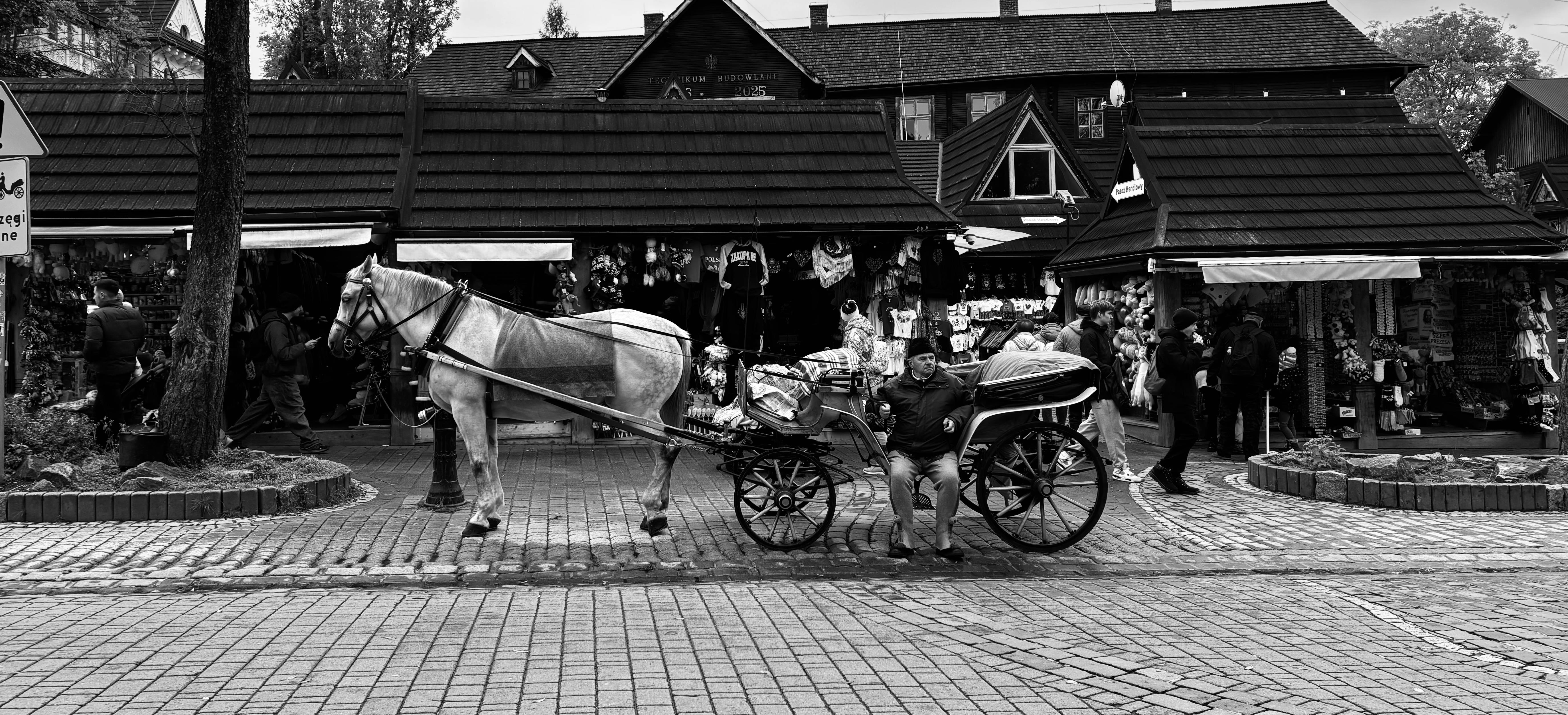 財經：現貨黃金價格大幅跳水，投資人應密切關注市場動態
