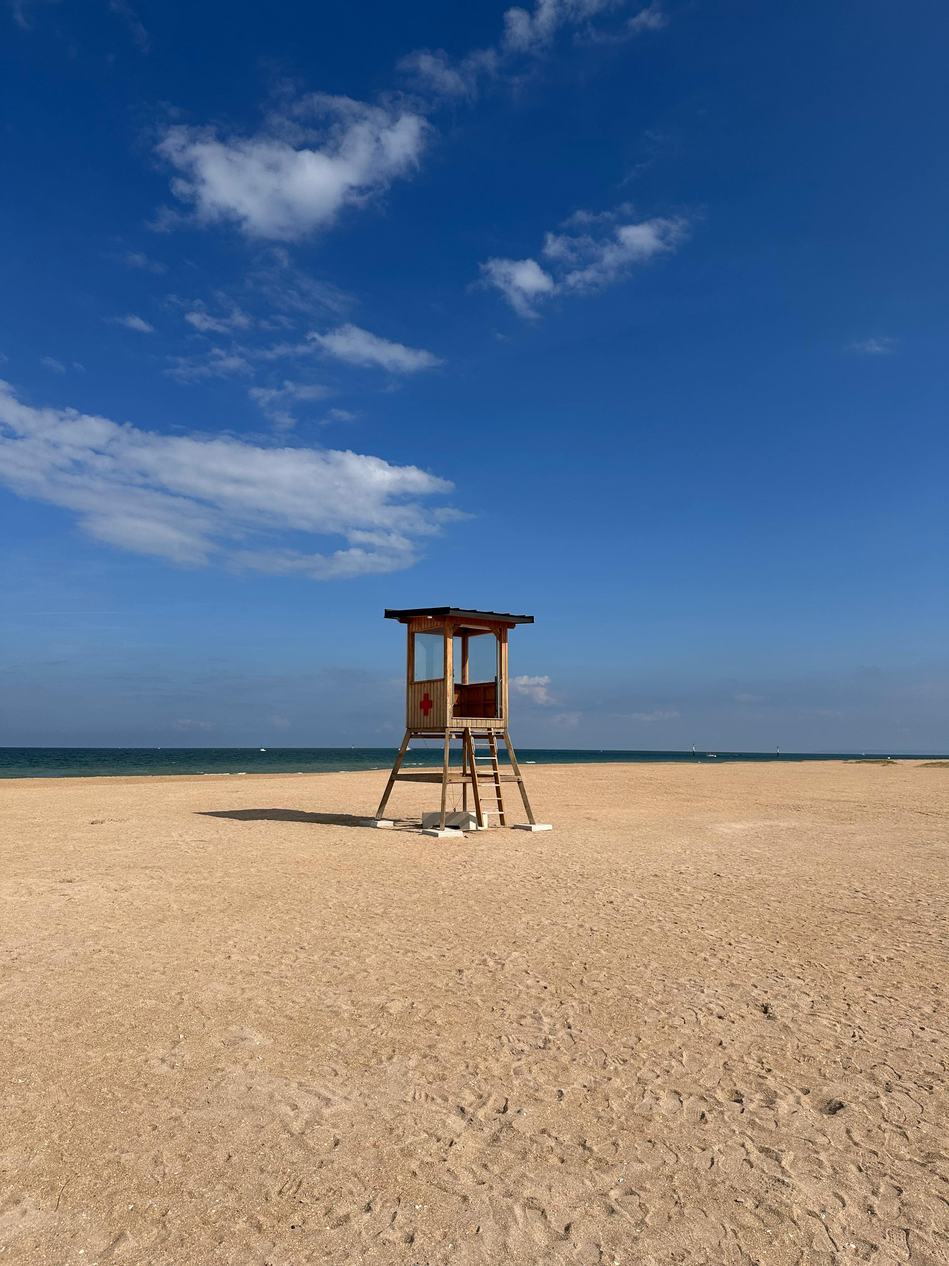 在蔚蓝的天空下，法国奥斯特勒姆的广阔沙滩上，矗立着一座孤独的救生塔