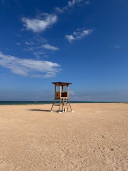 在蔚蓝的天空下，法国奥斯特勒姆的广阔沙滩上，矗立着一座孤独的救生塔