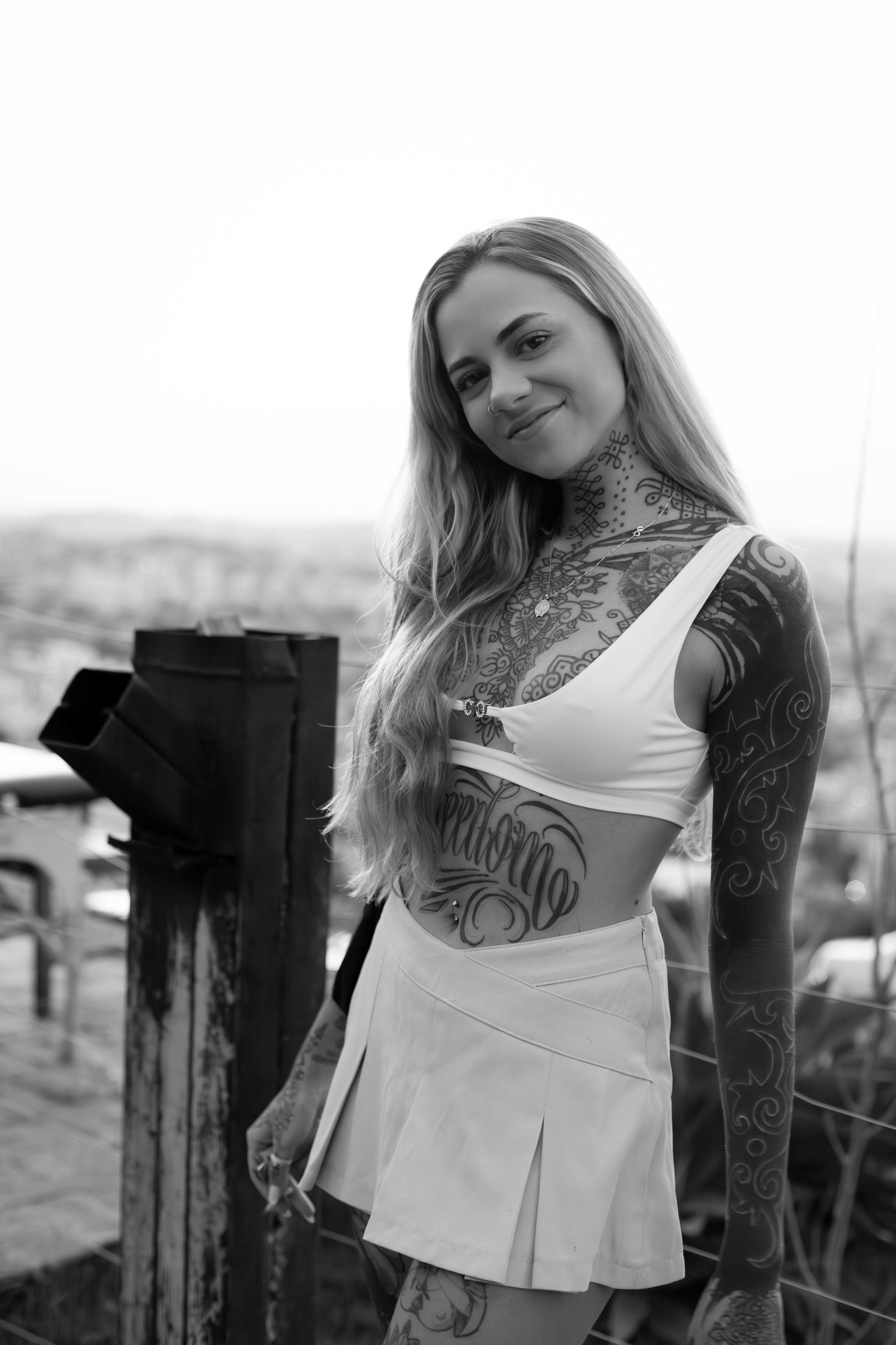 在巴西贝洛奥里藏特，一位纹身女子在户外展示她的黑白肖像，展现了人体艺术的魅力