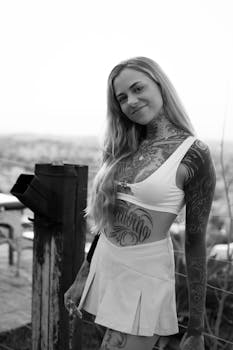 在巴西贝洛奥里藏特，一位纹身女子在户外展示她的黑白肖像，展现了人体艺术的魅力