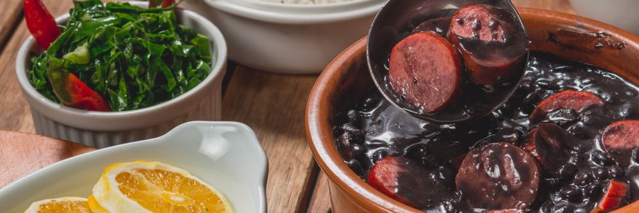Foto de Feijoada com arroz, couve e laranja