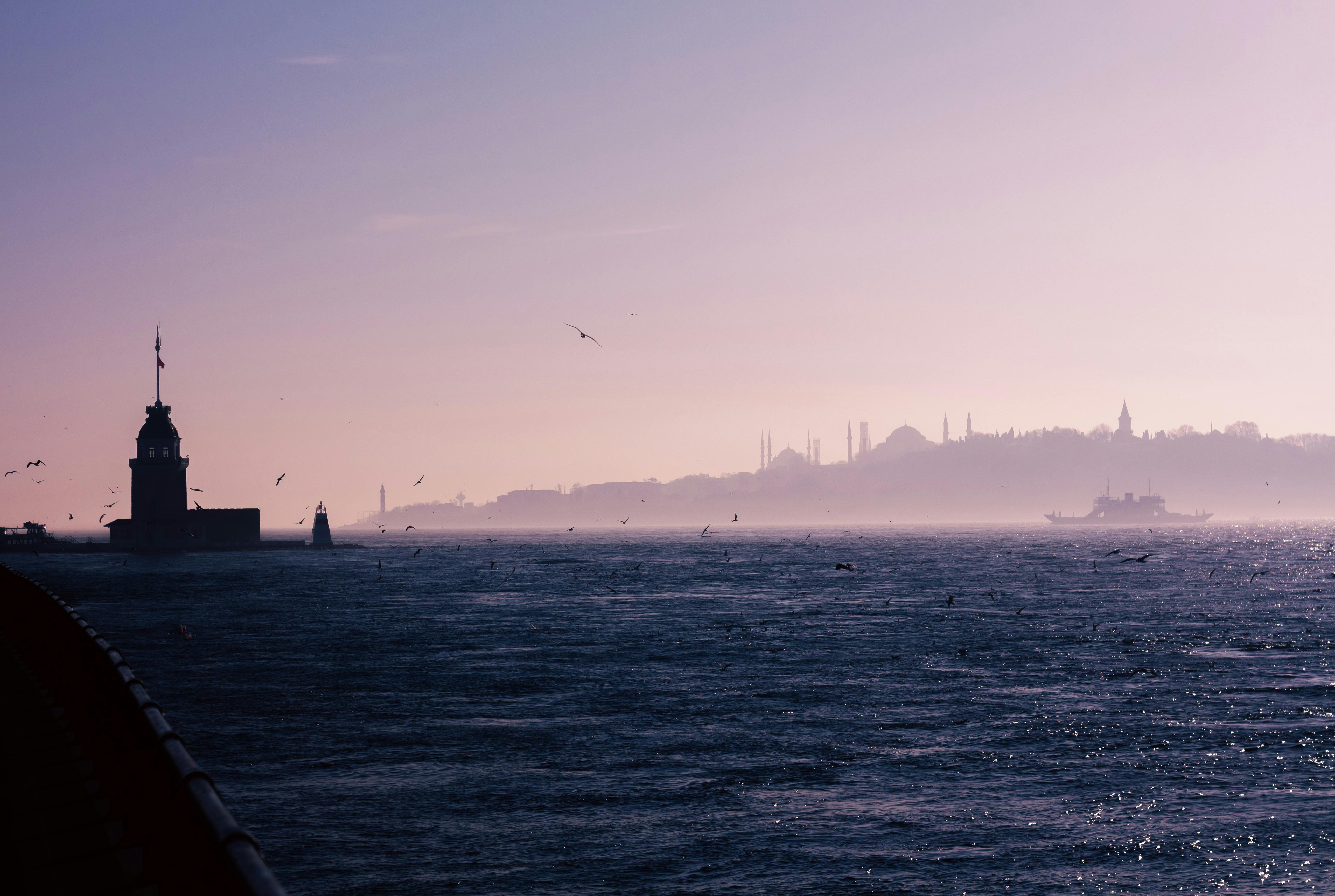 伊斯坦布尔的黄昏景色，以其优美的风景和少女塔与天际线轮廓而闻名，是旅行和摄影的理想之地