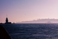 伊斯坦布尔的黄昏景色，以其优美的风景和少女塔与天际线轮廓而闻名，是旅行和摄影的理想之地