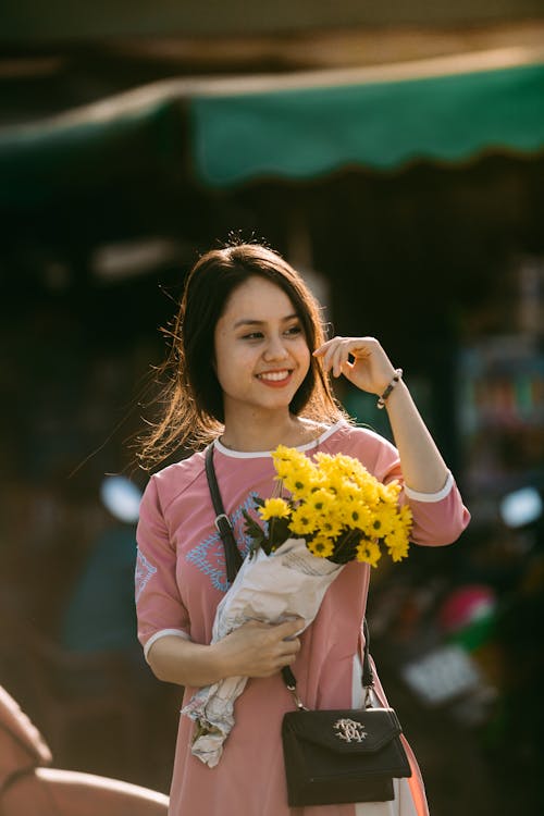 Free stock photo of bouquet, daisy, girl