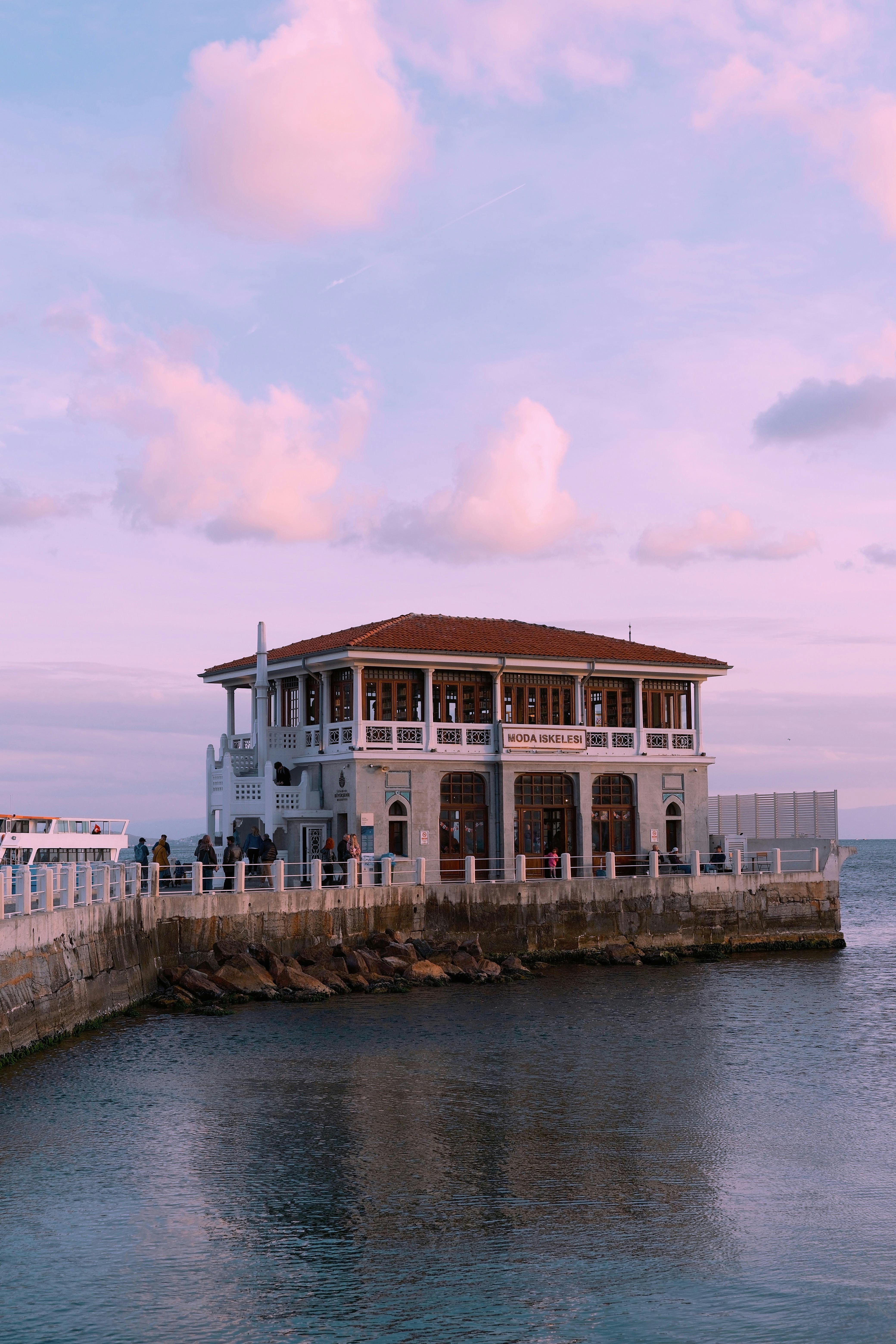 海滨建筑，拥有粉红色的日落天空，非常适合旅行图像