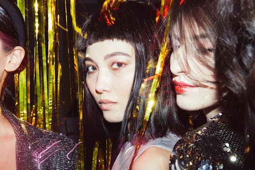 特写：时尚女性在金色装饰的派对上庆祝