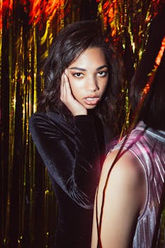 一位时尚的年轻女性在迷人的派对环境中优雅地摆着姿势