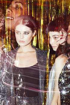 派对场景充满活力，时尚女性身着迷人服装，背景闪闪发光