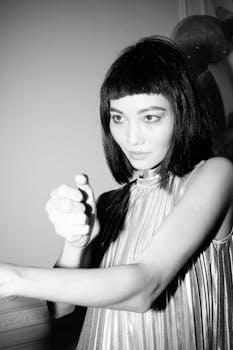 一位时尚年轻女子的黑白肖像，身着优雅服装