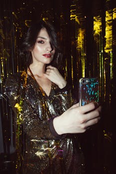 在节日室内活动中，一位身着金色服装的时尚女性正在使用智能手机