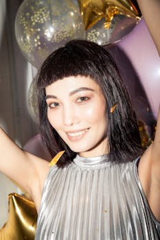 一位充满活力的年轻时尚女子肖像，手持彩色气球和五彩纸屑