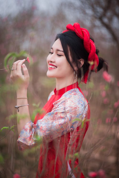 Mujer Con Vestido De Manga Larga Blanco Y Rojo