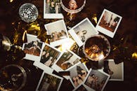 这个充满活力的派对场景，包含宝丽来照片、迪斯科舞会和香槟杯，非常适合节日场合