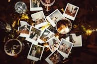 节日餐桌上，宝丽来照片和眼镜的集合捕捉了派对的回忆