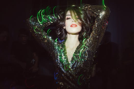 在热闹的聚会上，一位时尚的女人穿着闪闪发光的礼服，在充满活力的灯光下跳舞