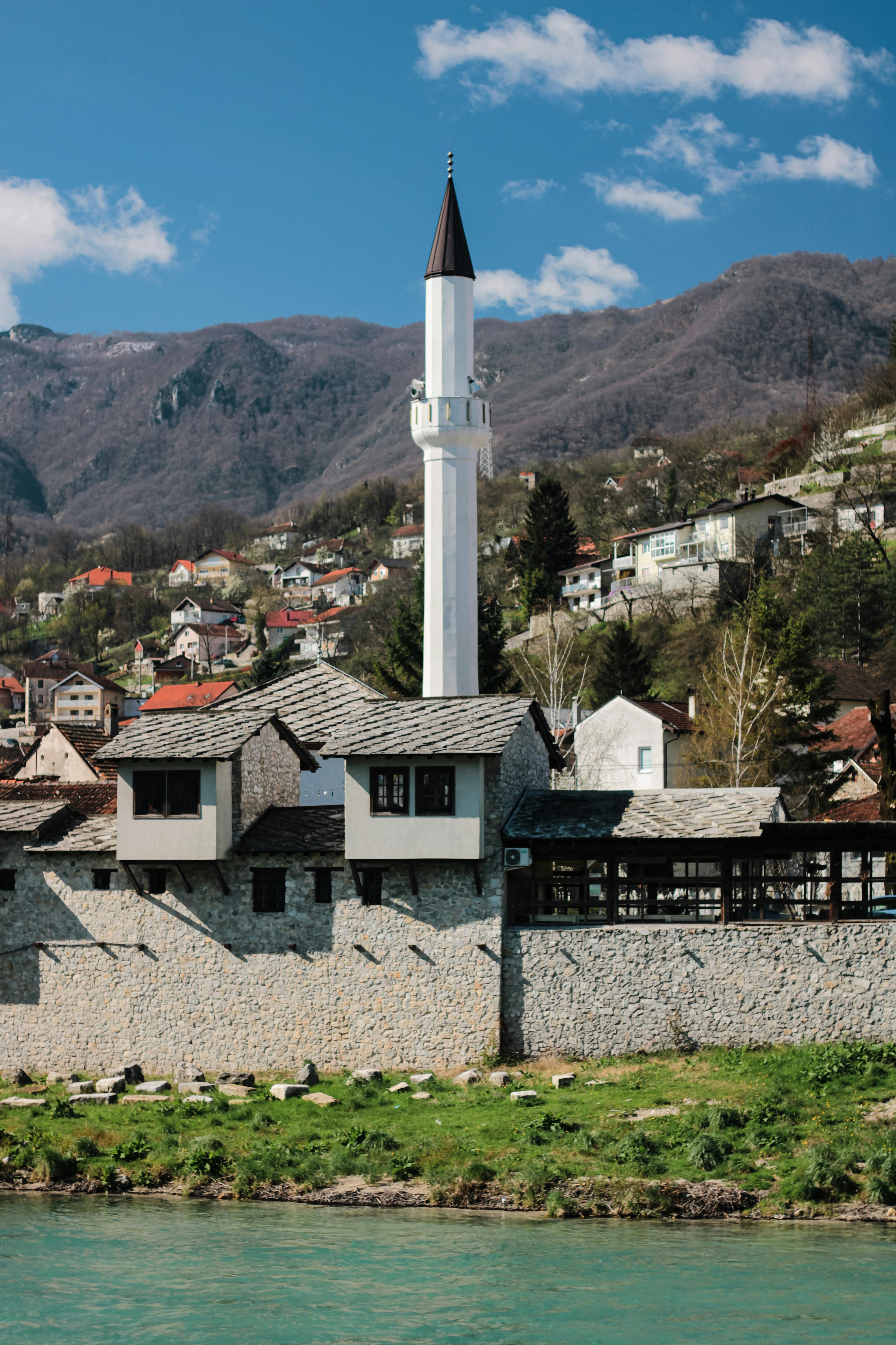 原句：
你是一名专业的文本编辑，擅长纠正由其他语言直译成中文时产生的不自然语序