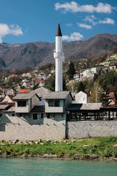 原句：
你是一名专业的文本编辑，擅长纠正由其他语言直译成中文时产生的不自然语序