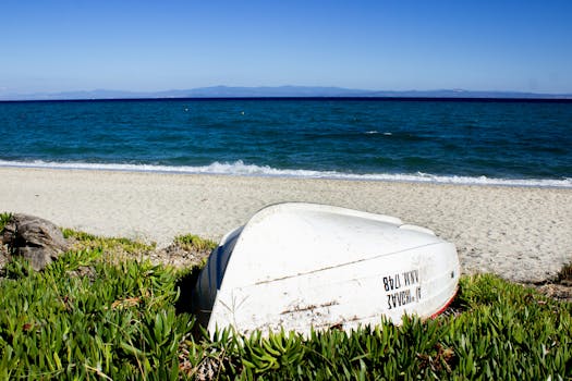 在希腊哈尼奥蒂的沙滩上，搁浅的船只静静地漂浮着，周围是宁静而美丽的景色