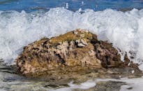 在希腊的安提诺斯海滩，海浪与崎岖岩石之间上演了一出戏剧性的碰撞