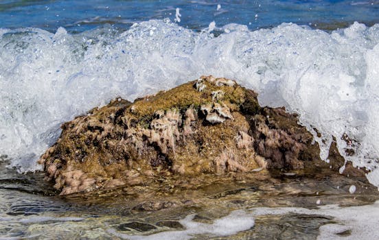 在希腊的安提诺斯海滩，海浪与崎岖岩石之间上演了一出戏剧性的碰撞
