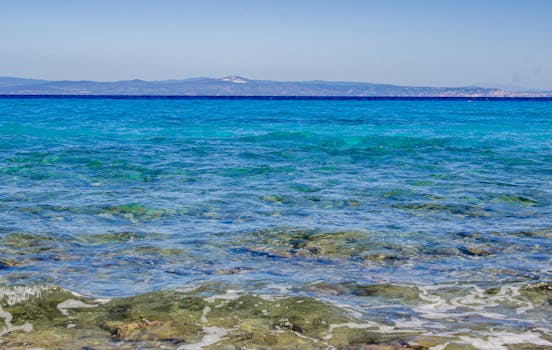 沿着希腊风景如画的海岸线，探索宁静清澈的蓝色海水，提供宁静的度假胜地