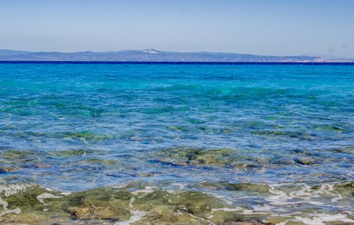 Free Explore the serene and clear blue waters along Greece's picturesque coastline, offering a tranquil escape. Stock Photo